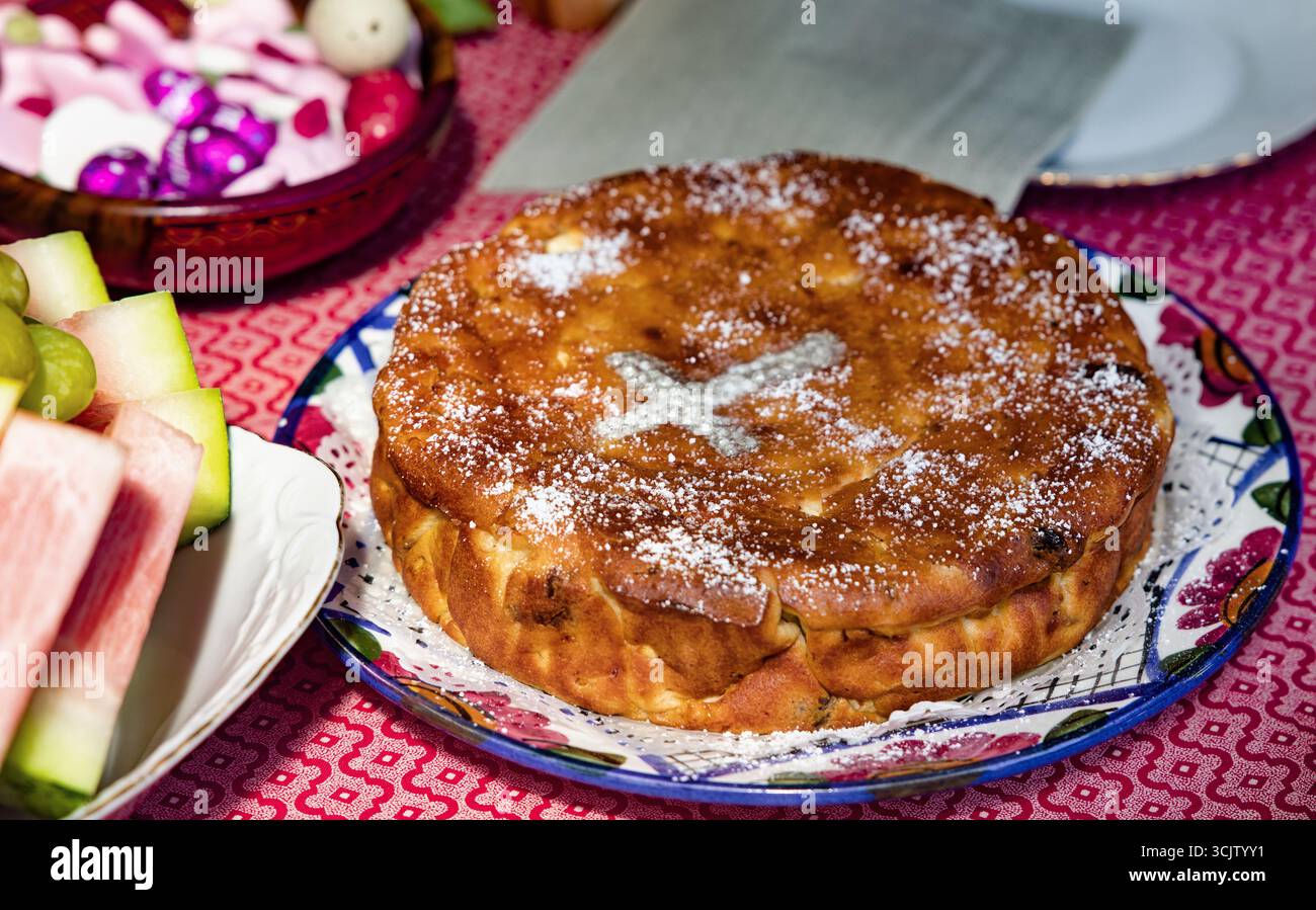 Tradizionale dessert pasquale rumeno, pane dolce ripieno di formaggio e uvetta, aromatizzato con vaniglia e limone, cotto alla perfezione dorata, simbolico Foto Stock