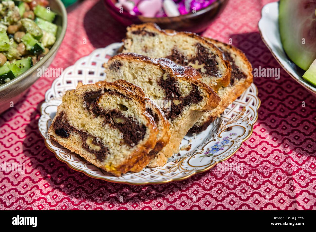 Panettoni di pane dolce rumeno cozonac, tradizionale dessert pasquale con cacao e noci Foto Stock