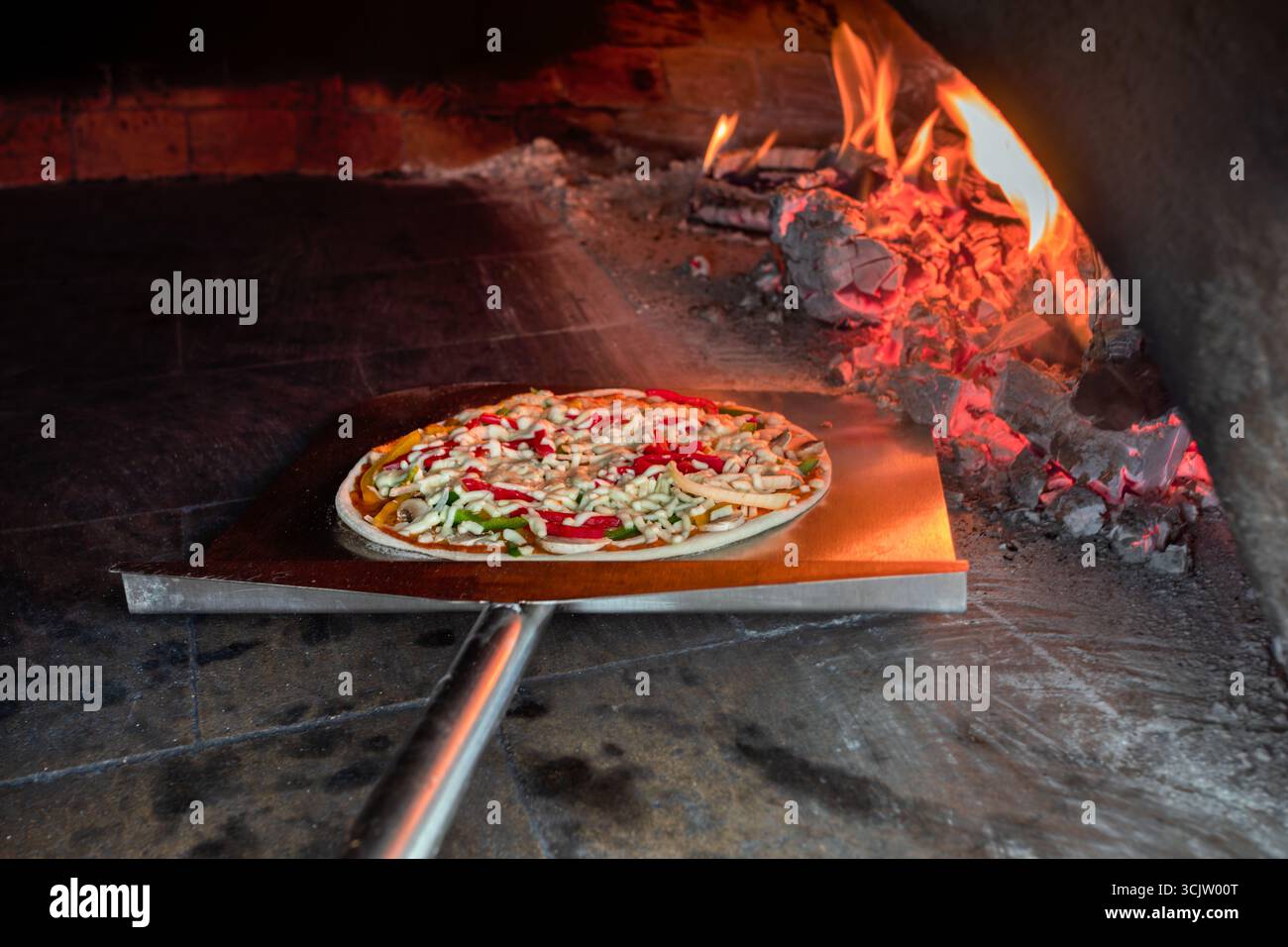 Forno a legna per pizza, buccia per pizza con manico in acciaio inox, per una pizza grande, pala per pelli Foto Stock Forno a legna per pizza, buccia per pizza con manico in acciaio inox, per una pizza grande, pala per pelli Foto Stock