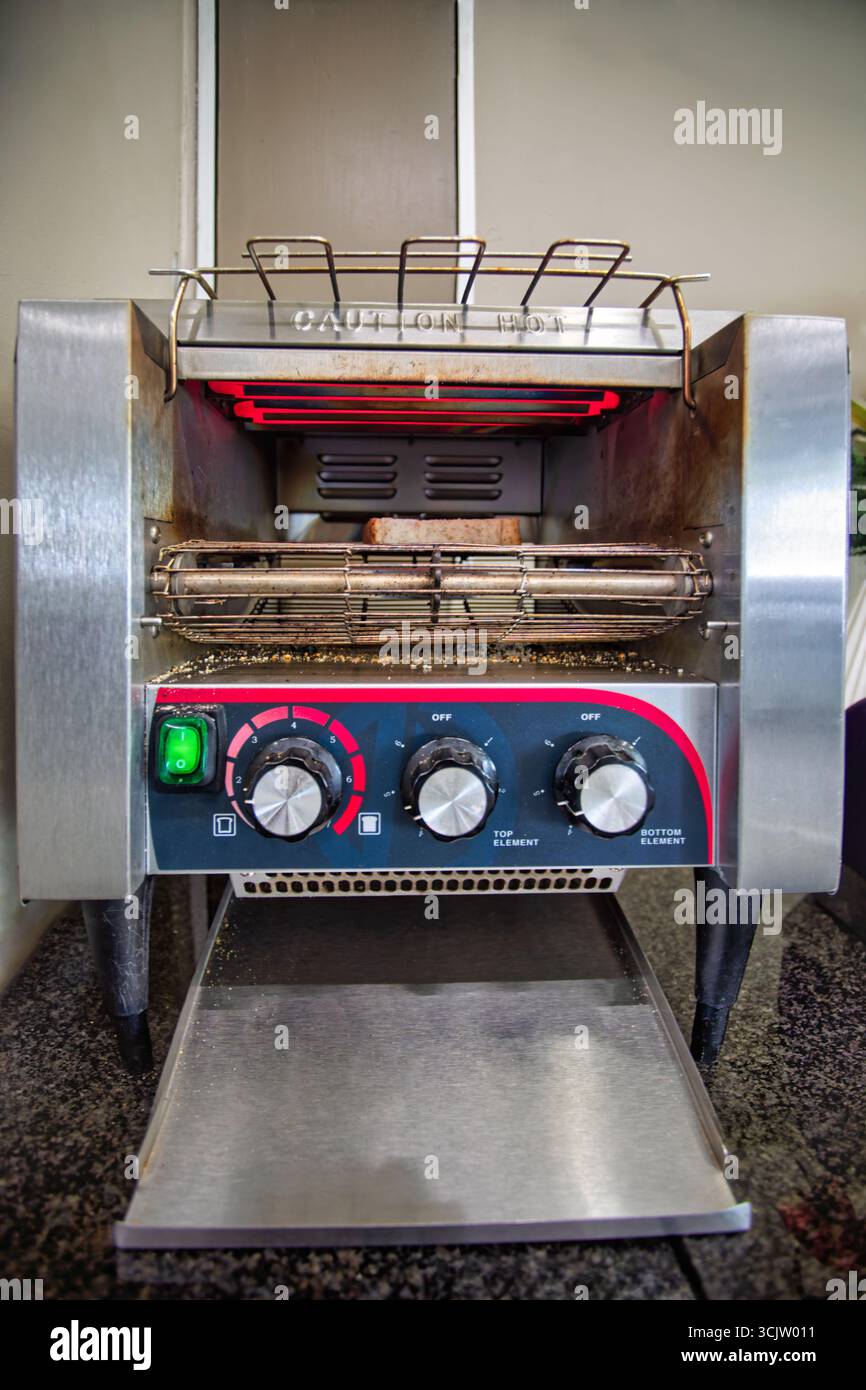 Tostapane per trasportatori commerciali, tostapane industriali per impieghi gravosi in acciaio inox tubi di riscaldamento, apparecchiature elettriche per ristoranti da banco per Bun bagel Brea Foto Stock