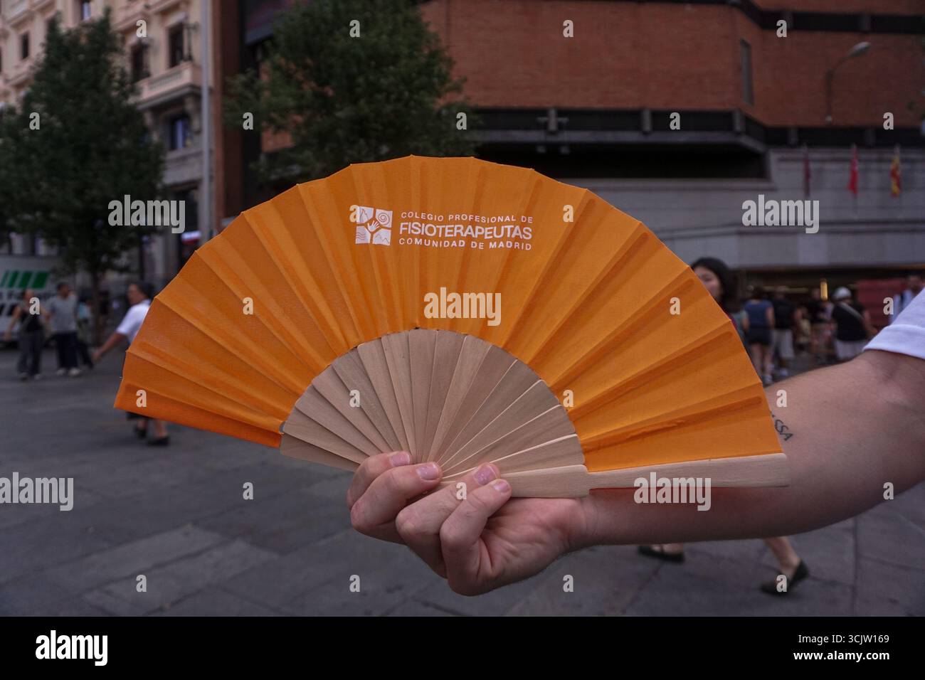 Madrid, Spagna. 8 settembre 2025. Una persona mostra un fan a Callao Square durante la giornata Mondiale della Fisioterapista. (Foto di David Canales/SOPA Images/Sipa USA) credito: SIPA USA/Alamy Live News Foto Stock