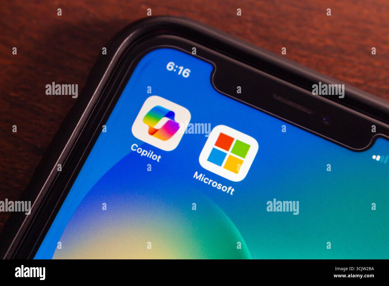 Schermata dello smartphone che mostra le icone delle app Microsoft e Copilot, che rappresentano i moderni strumenti di intelligenza artificiale e la produttività nell'ambiente di lavoro digitale. Foto Stock