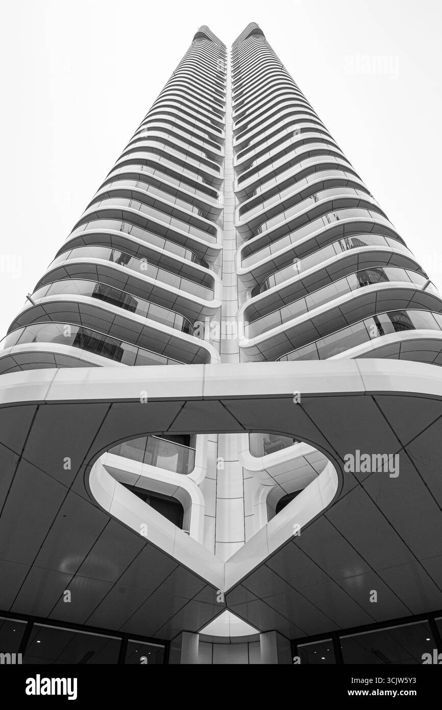 Vista ad angolo basso della moderna Grand Tower del grattacielo di Francoforte, Germania, con balconi e un design unico che ne enfatizza l'altezza e l'architettura Foto Stock