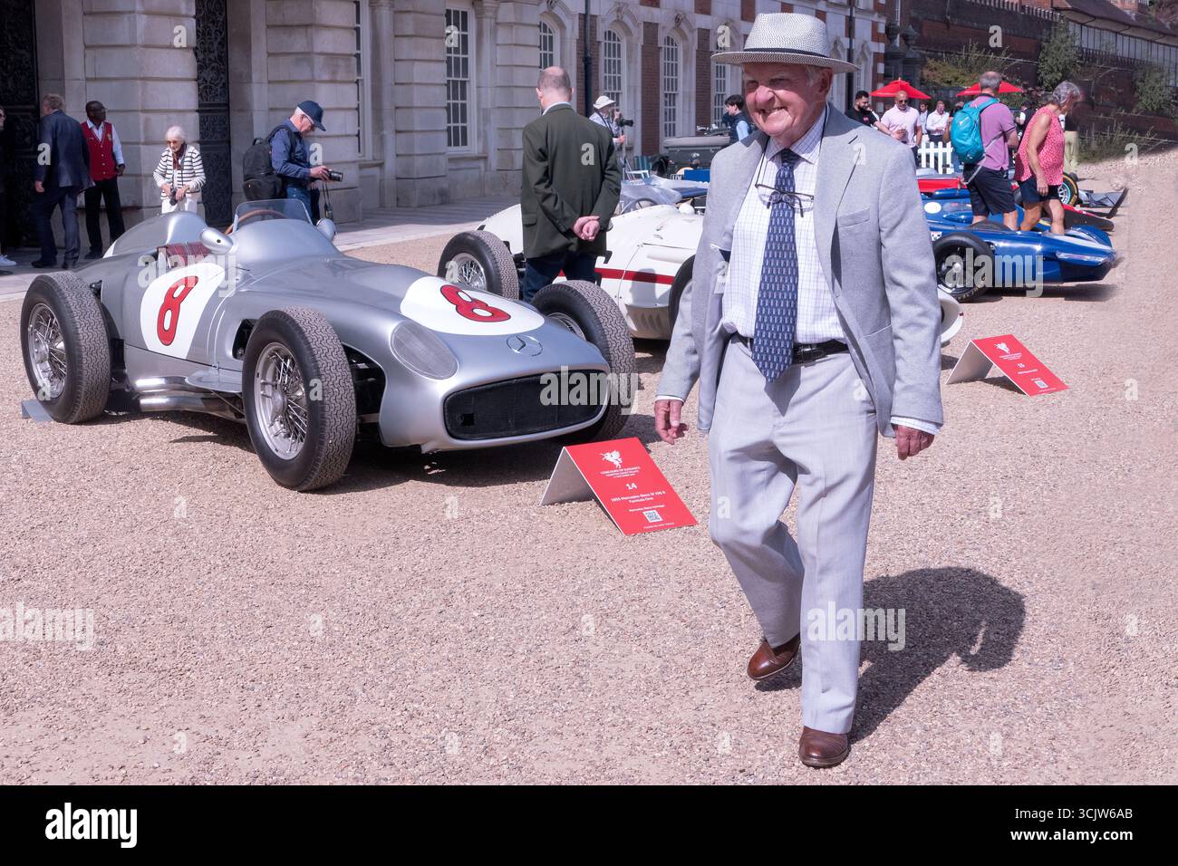 75 anni di gare di Formula 1 al Concorso di eleganza 2025 di Hampton Court Palace Londra Regno Unito Foto Stock