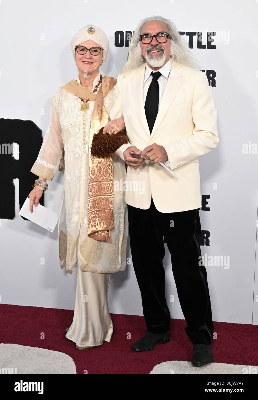 Hollywood, Stati Uniti. 8 settembre 2025. Irmelin Indenbirken e George DiCaprio che arrivano alla prima di "una battaglia dopo l'altra" tenutasi al TCL Chinese Theatre l'8 settembre 2025 a Hollywood, CA. © LISA OConnor/AFF-USA.com Credit: AFF/Alamy Live News Foto Stock