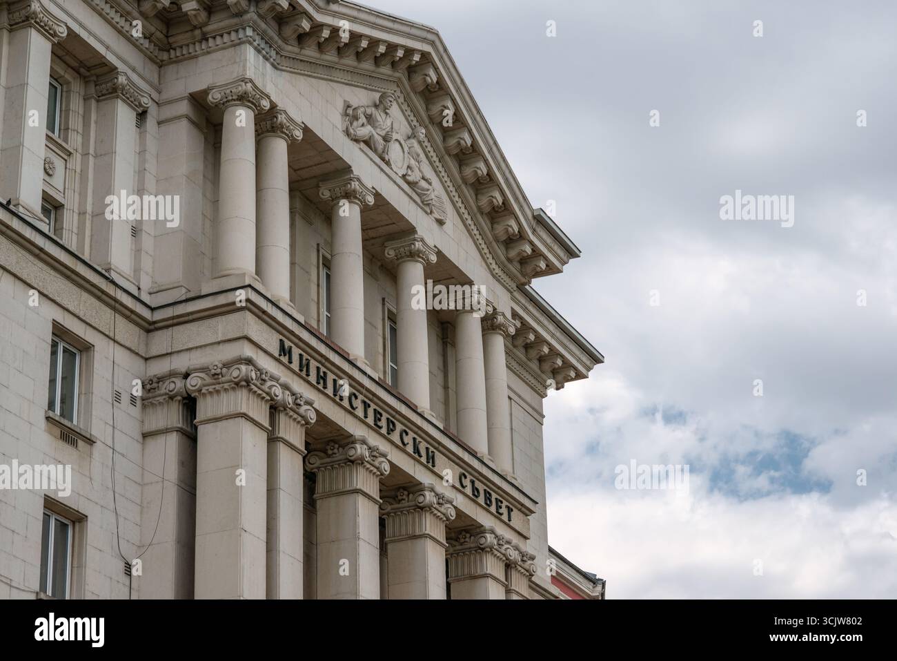 L'edificio del Consiglio dei Ministri con architettura neoclassica si erge sotto pesanti nuvole, simboleggiando le sfide politiche e riflettendo il suo ruolo Foto Stock