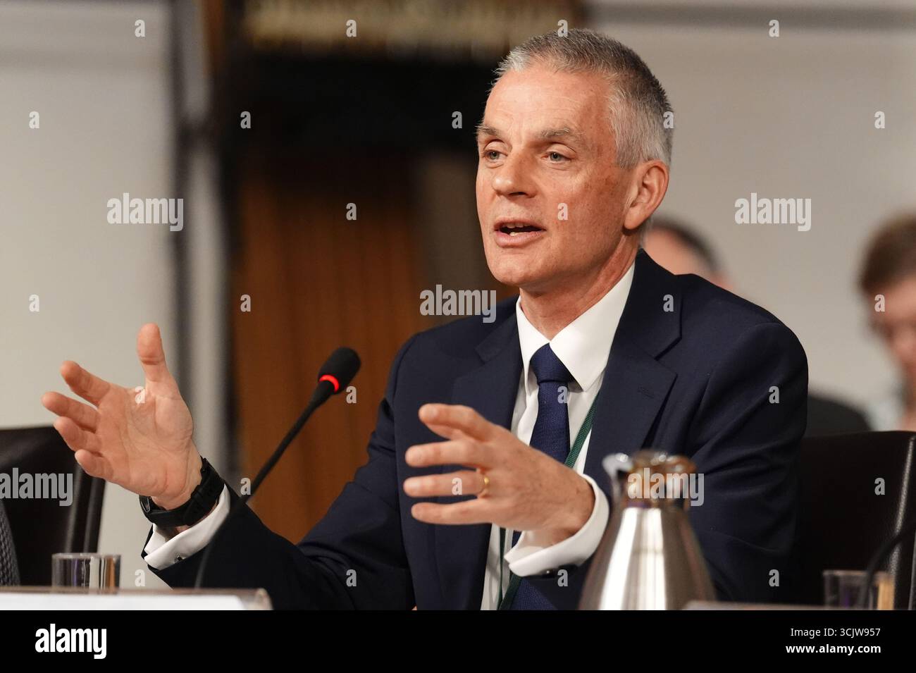 Foto del file del 23/01/25 del direttore generale della BBC Tim DAVIE che risponde alle domande del Parlamento scozzese a Holyrood, Edimburgo. Il direttore generale della BBC Tim DAVIE affronterà le domande dei parlamentari sul documentario di Gaza, sulla copertura di Glastonbury e sulle indagini di Gregg Wallace martedì. Il presidente della BBC Samir Shah si unirà a DAVIE per rispondere alle domande della commissione per la cultura, i mezzi di informazione e lo sport su una serie di scandali. Data di pubblicazione: Martedì 9 settembre 2025. Foto Stock