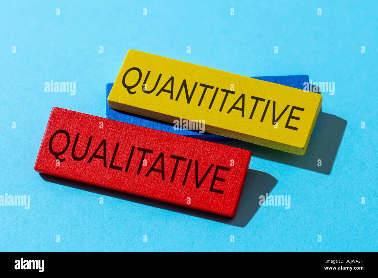Blocchi di legno con le parole "QUANTITATIVO" e "QUALITATIVO". Concetto di analisi dei dati e metodologia di ricerca. Foto Stock