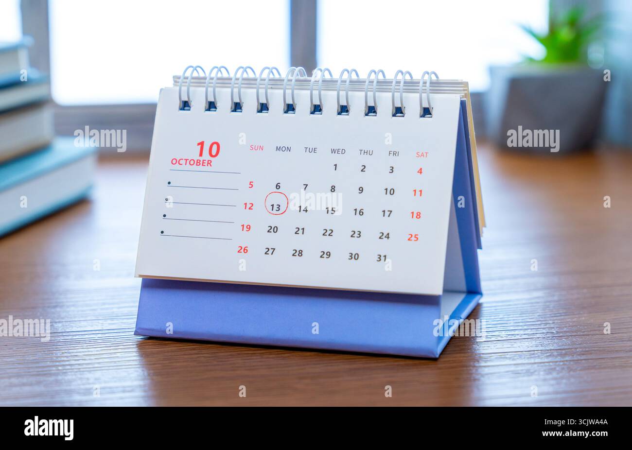 Primo piano di un calendario con un segno circolare rosso. Promemoria, appuntamento e scadenza. Foto Stock