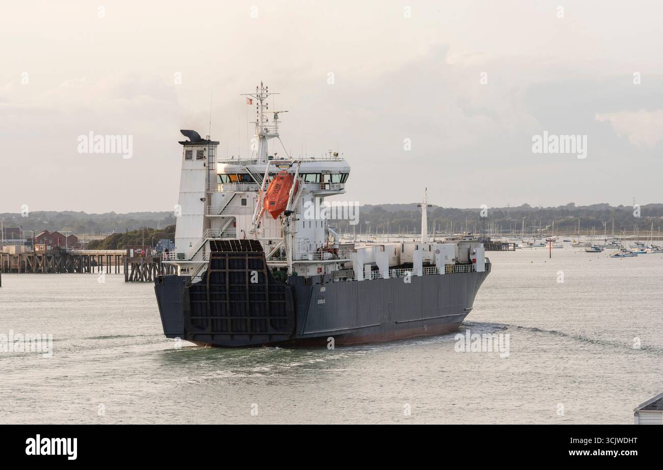 Portsmouth, Inghilterra, Regno Unito. 05.09.2025. MV Arrow a roro nave da carico in entrata ai moli di Portsmouth, Foto Stock