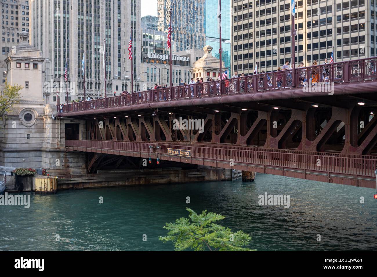 Chicago, Illinois, Stati Uniti - 22 agosto 2025: L'iconico DuSable Bridge si estende attraverso il cuore della città, fiancheggiato da un'architettura storica Foto Stock
