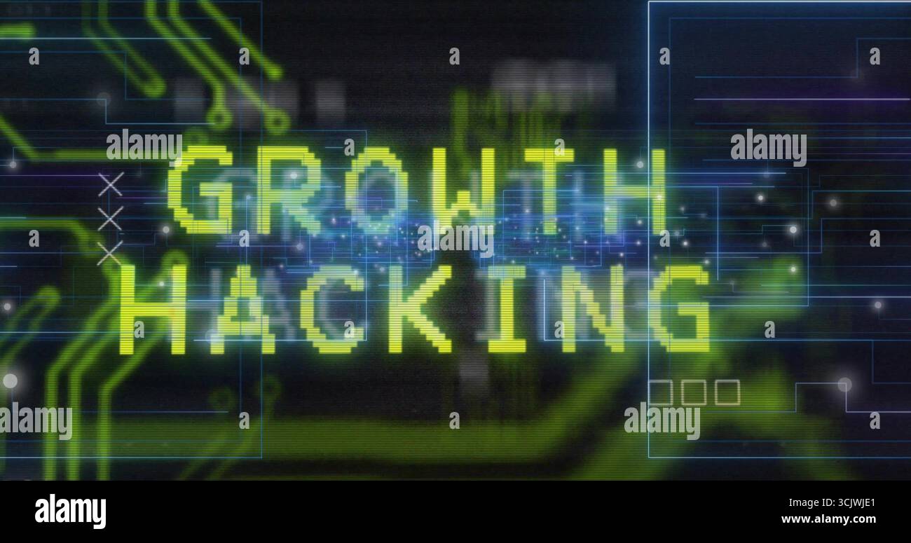 Visualizzazione di testo pixelato di hacking della crescita verde su dashboard futuristico, con circuiti neon-green Foto Stock