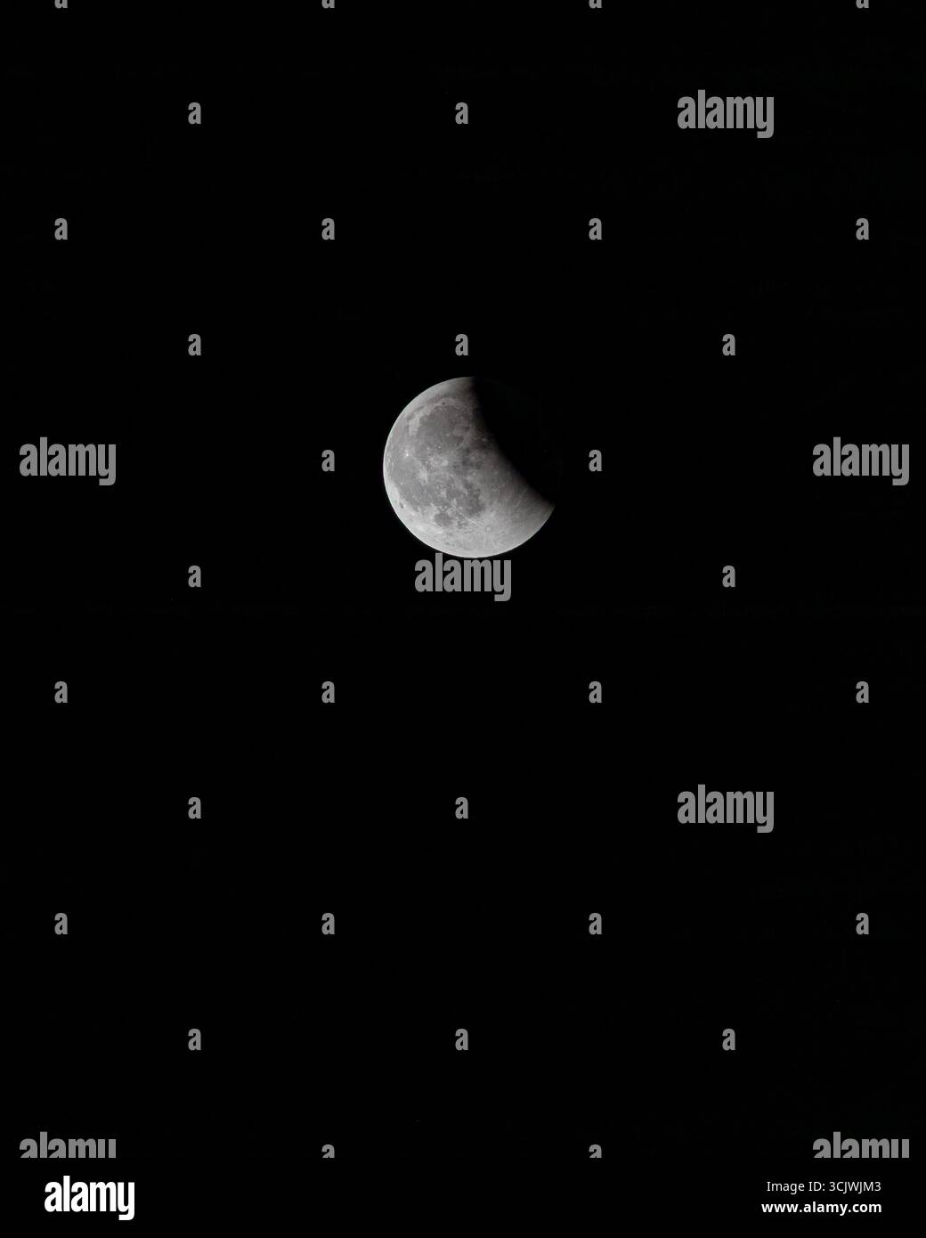 Vista aerea di una luna crescente nel cielo notturno, la sua superficie pallida illuminata contro l'oscurità di inchiostro, la Canea, la Canea, la Grecia. Foto Stock