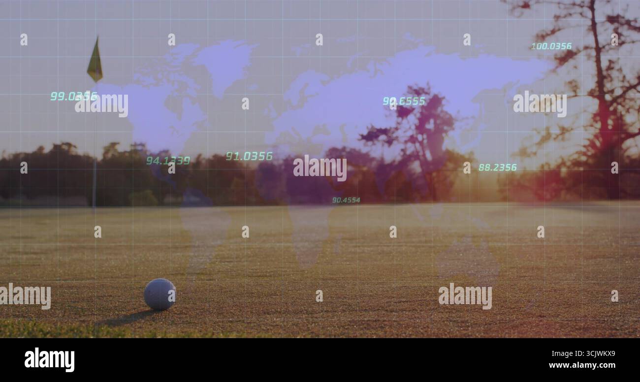 Palla da golf a riposo vicino al flagstick sul green del campo da golf con sovrapposizione di mappe e coordinate, copia spazio Foto Stock