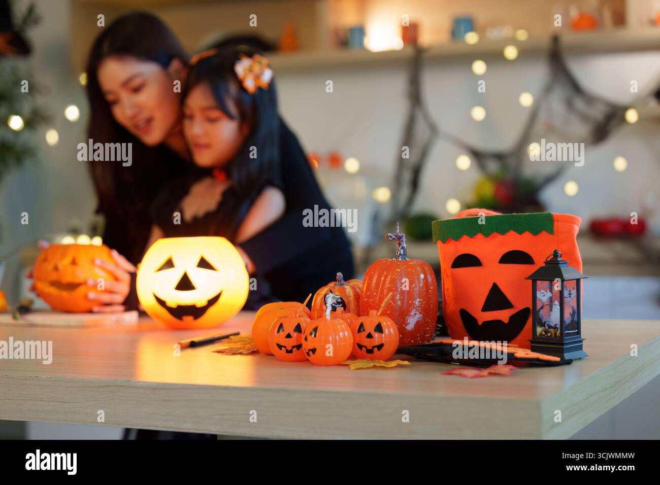 Festa di Halloween. Madre e figlia si godono le decorazioni delle zucche insieme. Foto Stock