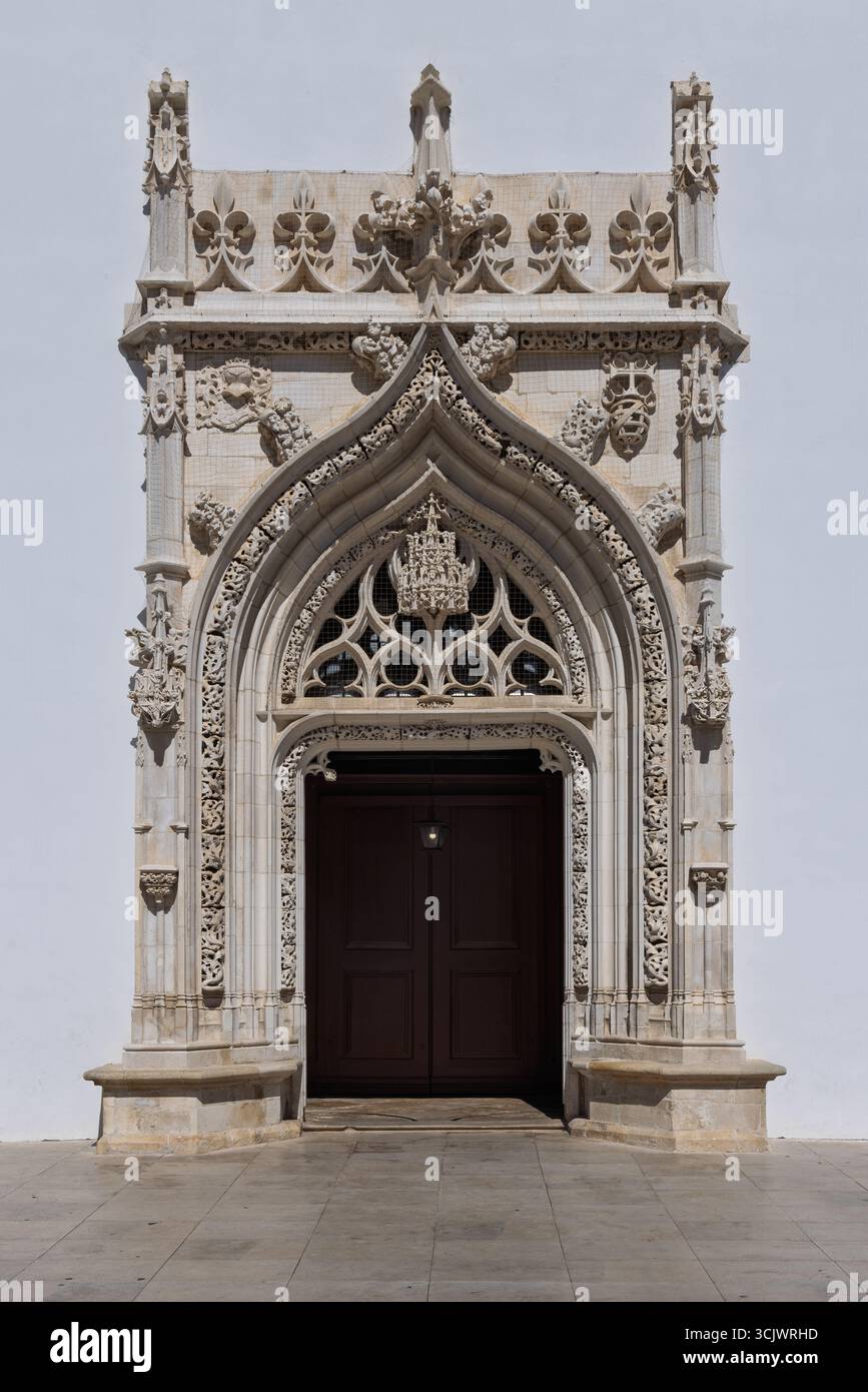 Un intricato e dettagliato ingresso gotico alla Chiesa di San Giovanni Battista a Tomar, Portogallo, con ornate pietre, archi a punta, Foto Stock