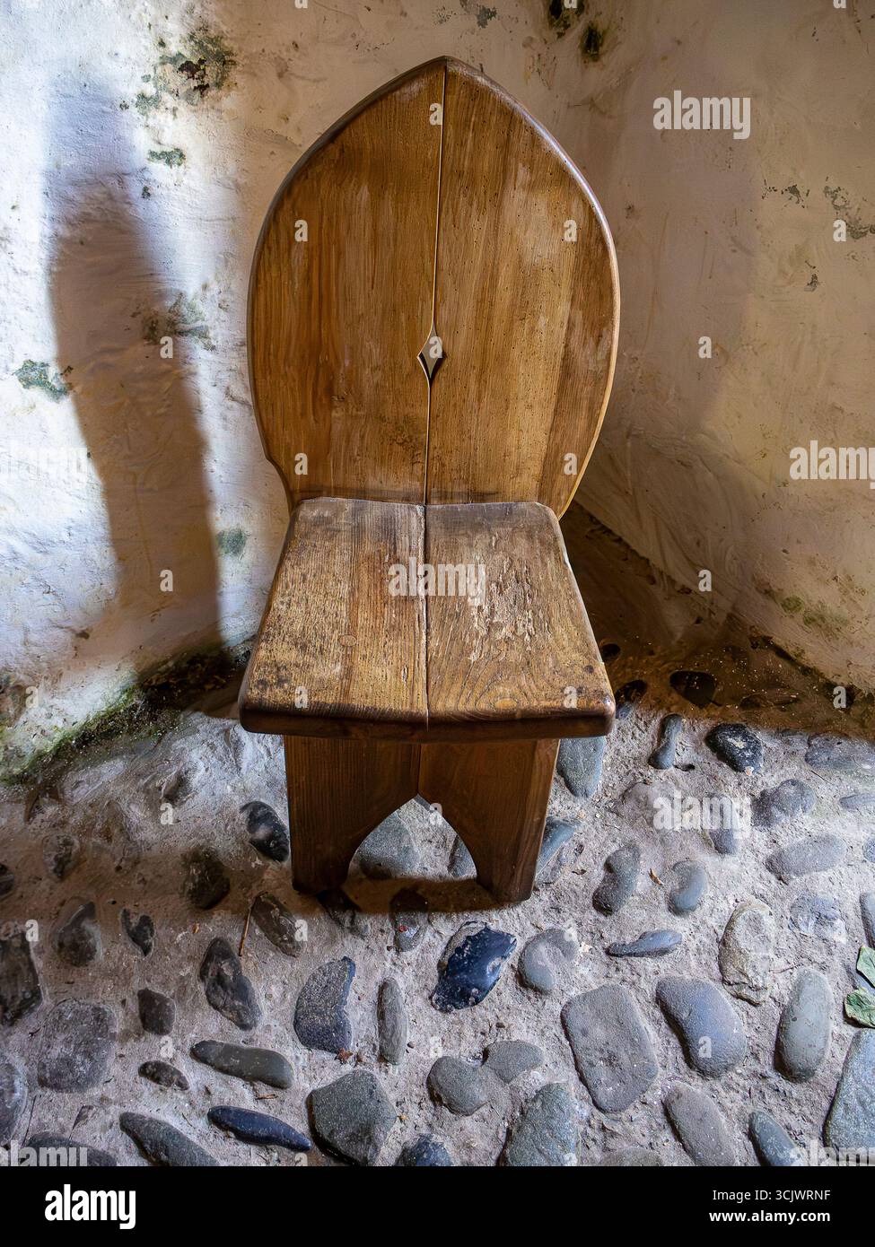 Sedia tradizionale in legno intagliata o posto a sedere nella chiesa di St. Trillo a Rhos Point. Rhos on Sea, Clwyd, Galles del Nord, Regno Unito. Foto Stock