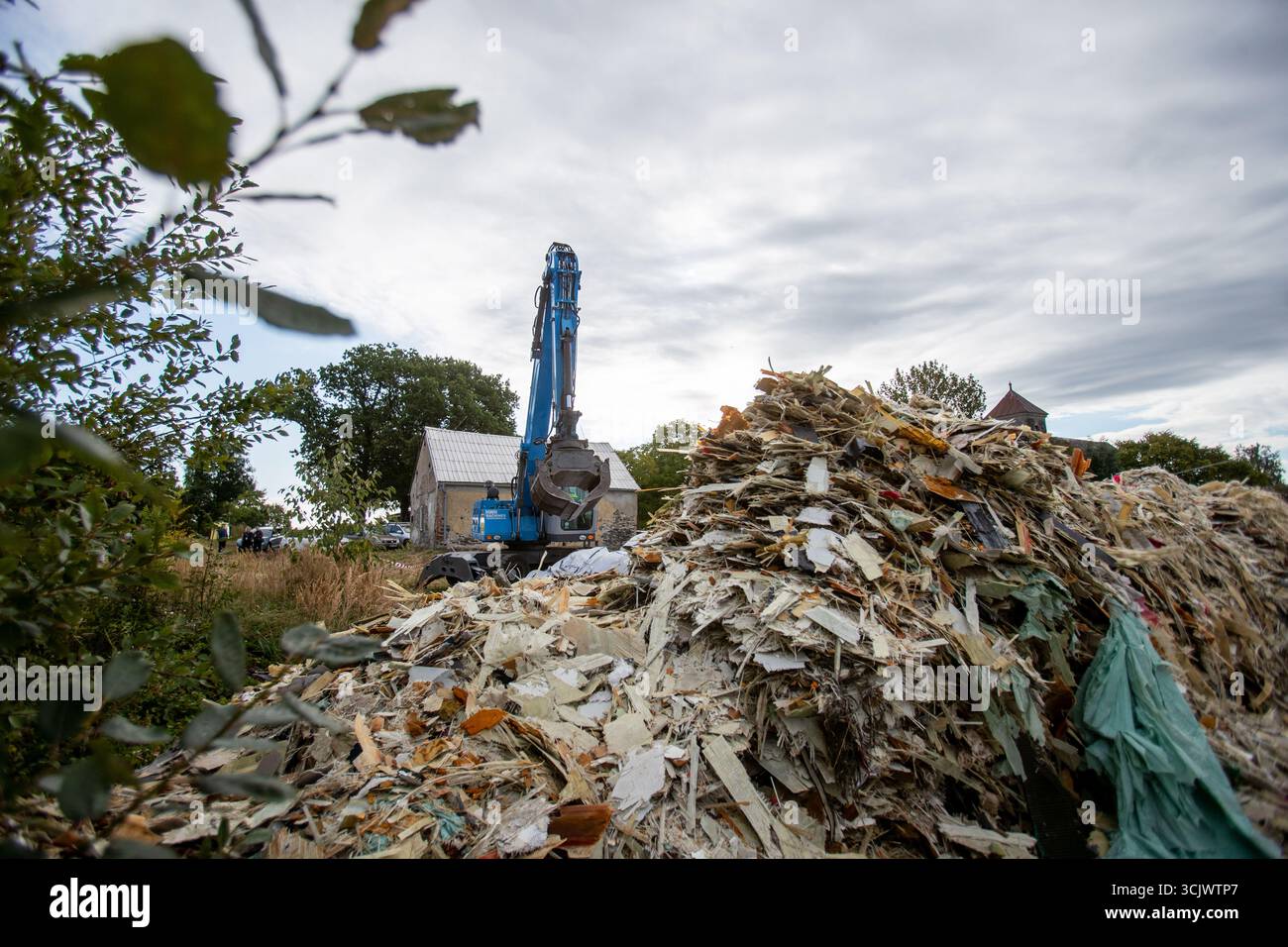 Jirikov, Repubblica Ceca. 9 settembre 2025. Inizio della rimozione illegale dei rifiuti da Jirikov, Repubblica Ceca, ritorno in Germania, 9 settembre 2025. Centinaia di tonnellate di rifiuti saranno trasportate da un'impresa incaricata dalle autorità bavaresi. Crediti: Vladimir Prycek/CTK Photo/Alamy Live News Foto Stock