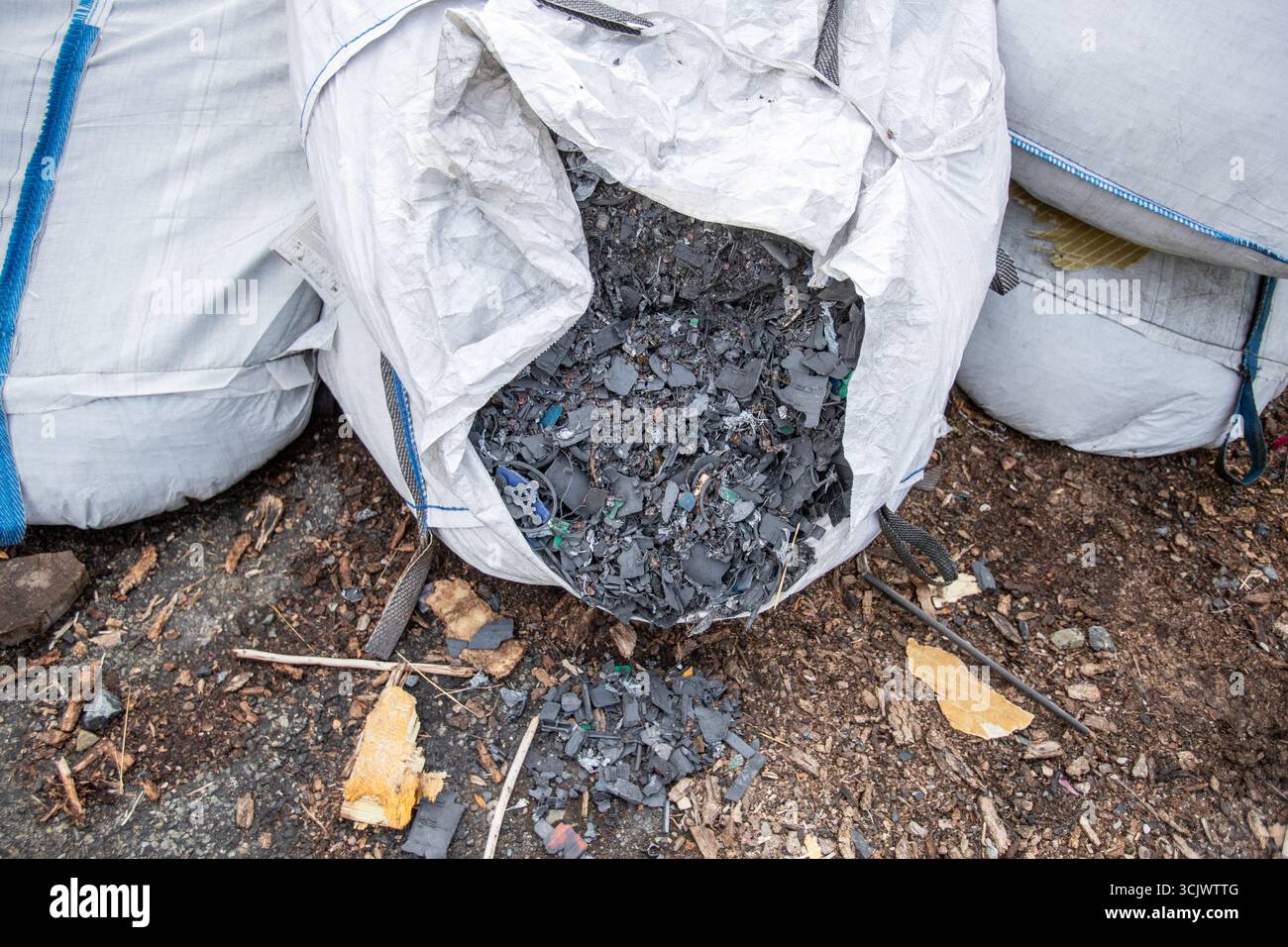 Jirikov, Repubblica Ceca. 9 settembre 2025. Inizio della rimozione illegale dei rifiuti da Jirikov, Repubblica Ceca, ritorno in Germania, 9 settembre 2025. Centinaia di tonnellate di rifiuti saranno trasportate da un'impresa incaricata dalle autorità bavaresi. Crediti: Vladimir Prycek/CTK Photo/Alamy Live News Foto Stock