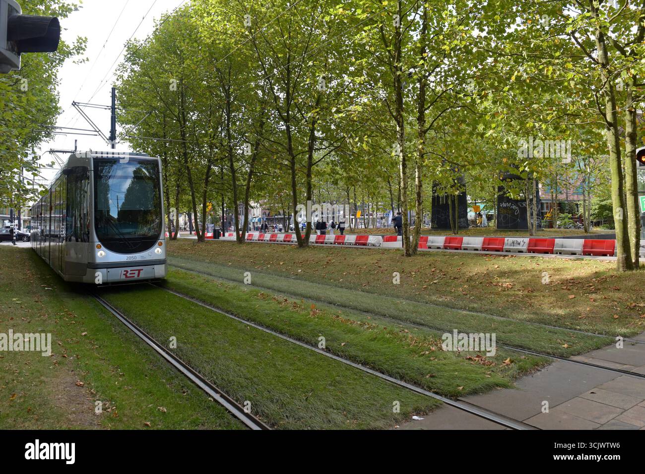 Rete tranviaria RET Alstom Citadis tram su Kruisplein, Rotterdam, Paesi Bassi, agosto 2025 Foto Stock
