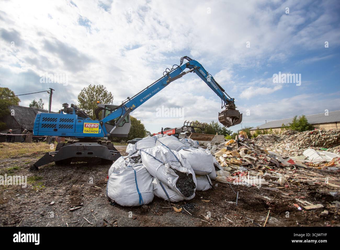 Jirikov, Repubblica Ceca. 9 settembre 2025. Inizio della rimozione illegale dei rifiuti da Jirikov, Repubblica Ceca, ritorno in Germania, 9 settembre 2025. Centinaia di tonnellate di rifiuti saranno trasportate da un'impresa incaricata dalle autorità bavaresi. Crediti: Vladimir Prycek/CTK Photo/Alamy Live News Foto Stock