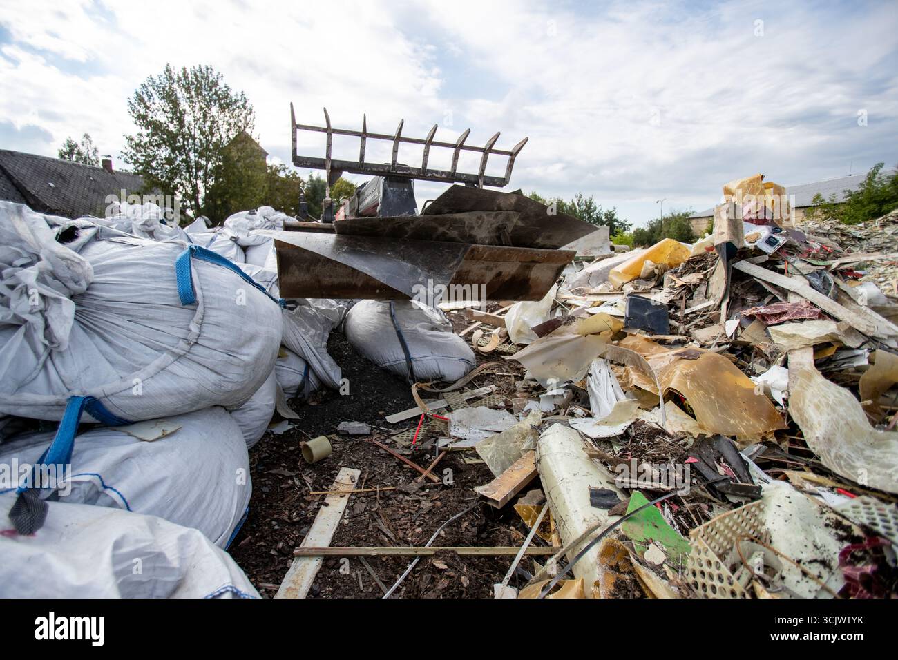 Jirikov, Repubblica Ceca. 9 settembre 2025. Inizio della rimozione illegale dei rifiuti da Jirikov, Repubblica Ceca, ritorno in Germania, 9 settembre 2025. Centinaia di tonnellate di rifiuti saranno trasportate da un'impresa incaricata dalle autorità bavaresi. Crediti: Vladimir Prycek/CTK Photo/Alamy Live News Foto Stock