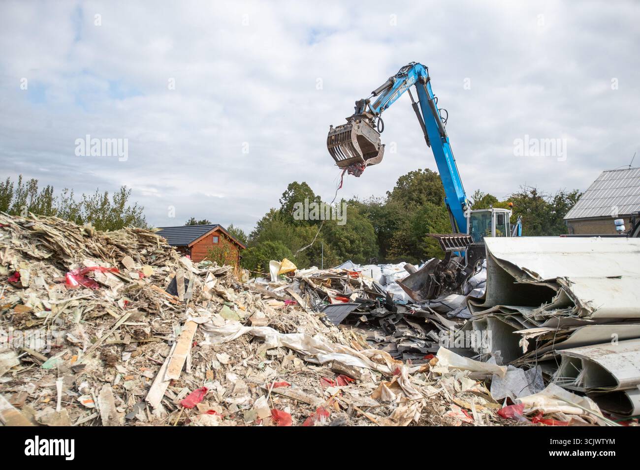 Jirikov, Repubblica Ceca. 9 settembre 2025. Inizio della rimozione illegale dei rifiuti da Jirikov, Repubblica Ceca, ritorno in Germania, 9 settembre 2025. Centinaia di tonnellate di rifiuti saranno trasportate da un'impresa incaricata dalle autorità bavaresi. Crediti: Vladimir Prycek/CTK Photo/Alamy Live News Foto Stock