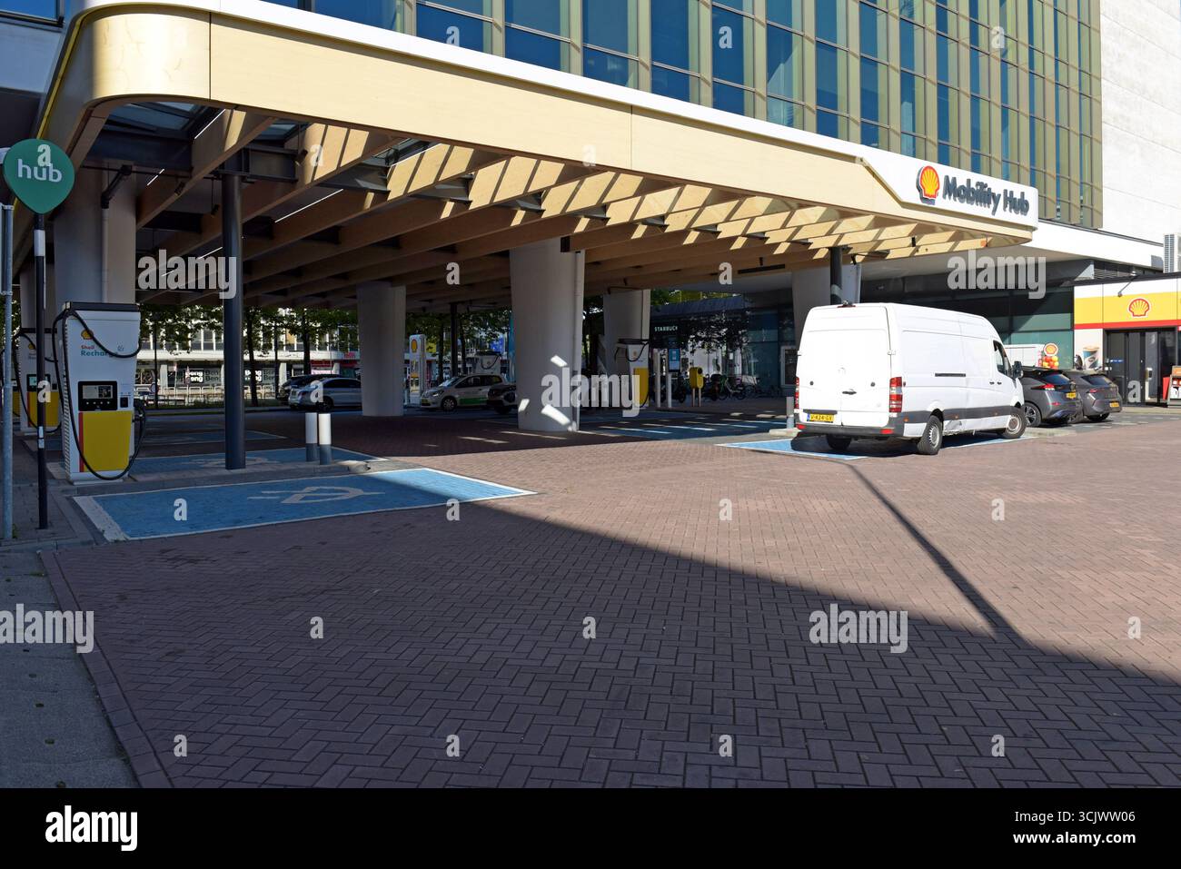 Mobility hub e stazione di ricarica Shell, HofPlain 19, Rotterdam, Paesi Bassi Foto Stock