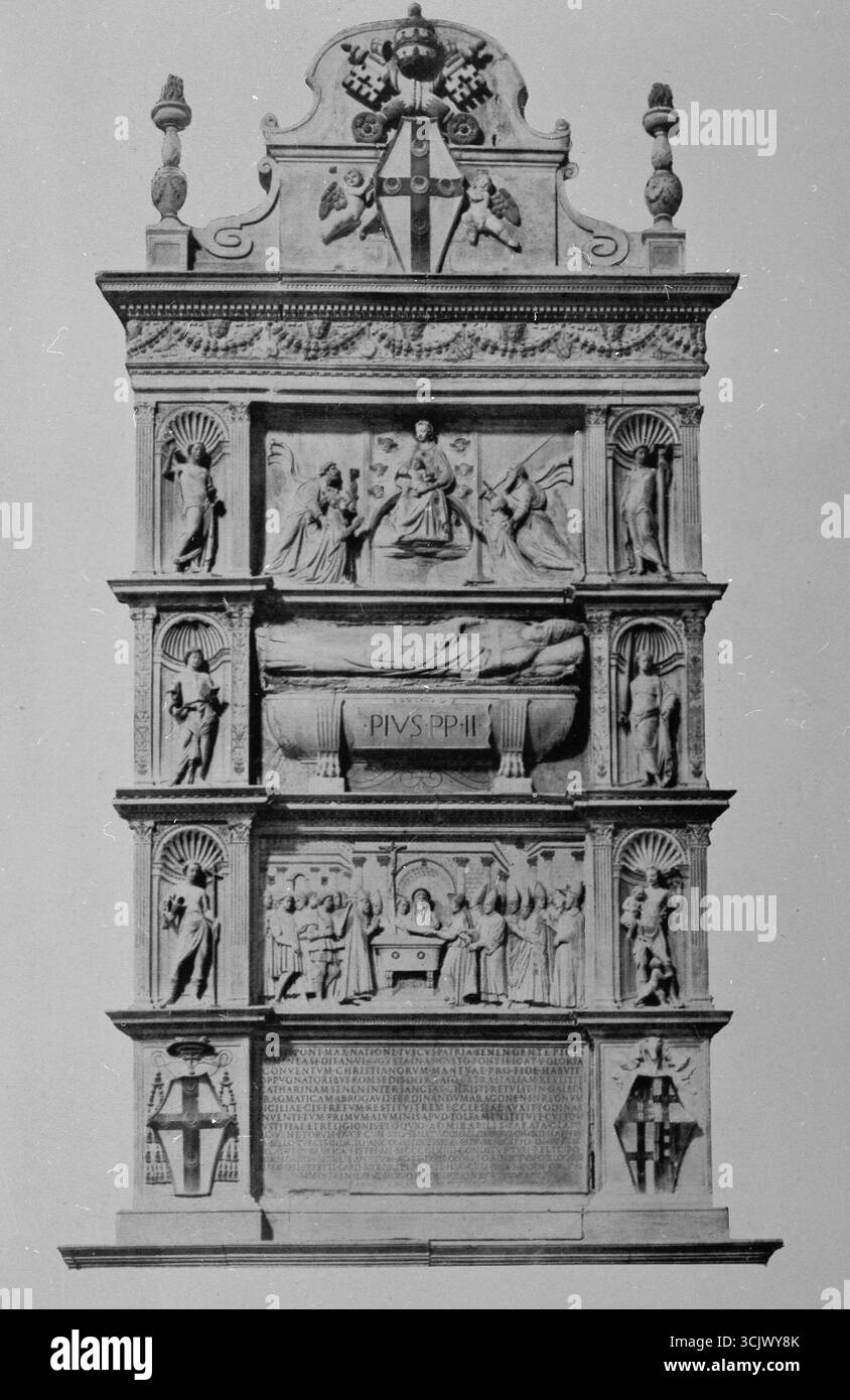 Monumento funebre per Papa Pio II, S. Andrea della Valle, Roma, Italia Foto Stock
