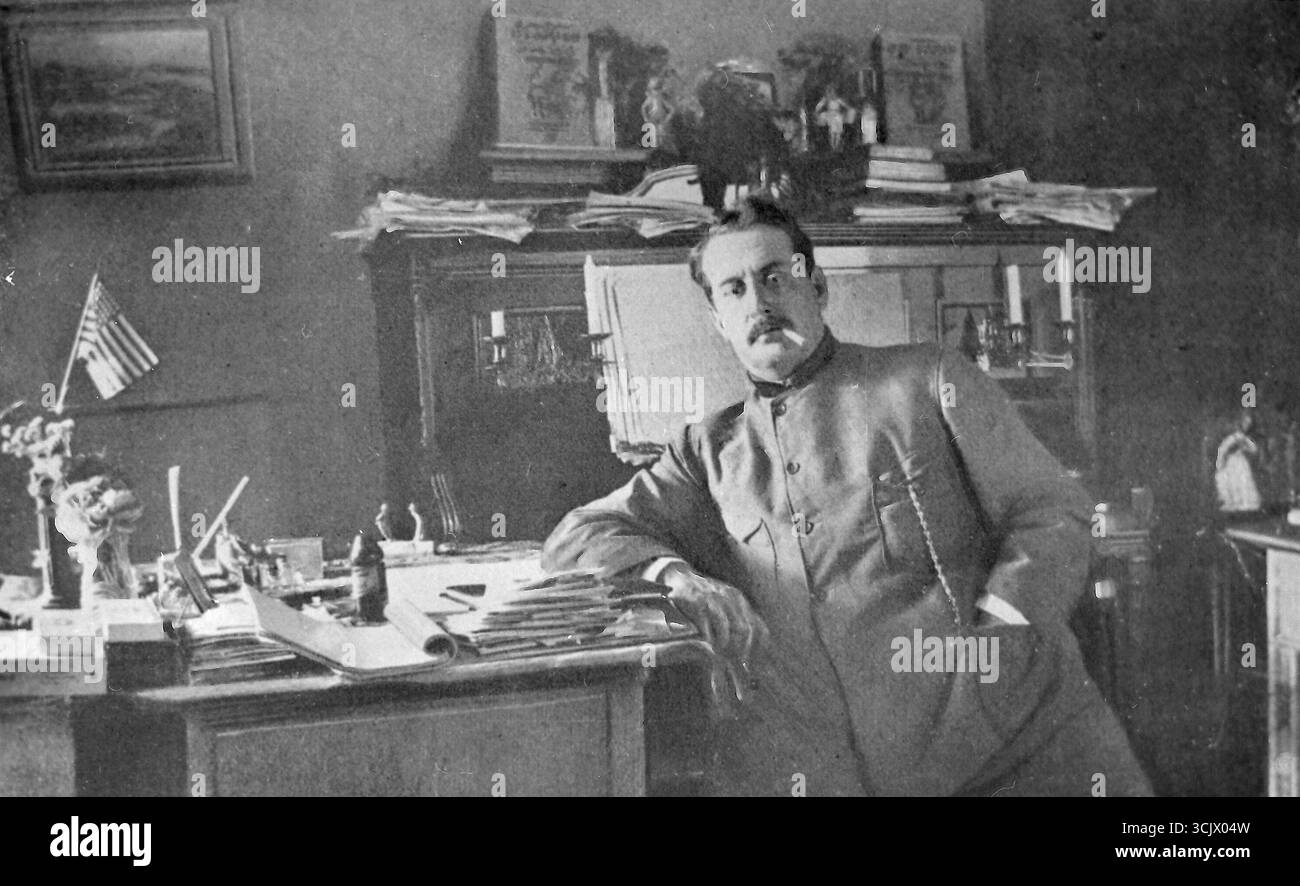 Il compositore italiano Giacomo Puccini nel suo studio, Italia anni '1900 Foto Stock