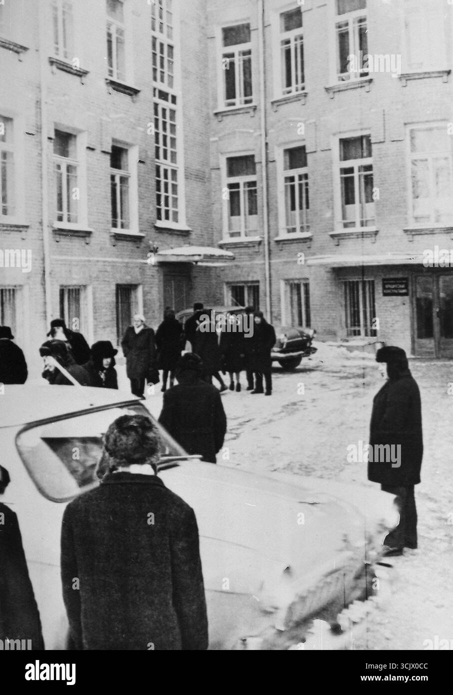 Fuori da una scuola, Russia 1950 Foto Stock