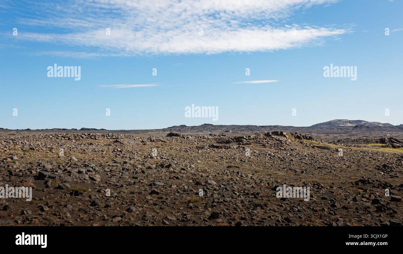 Ponte tra continenti, faglia visibile tra le placche nordamericane ed eurasiatiche in Islanda, agosto 2025 Foto Stock