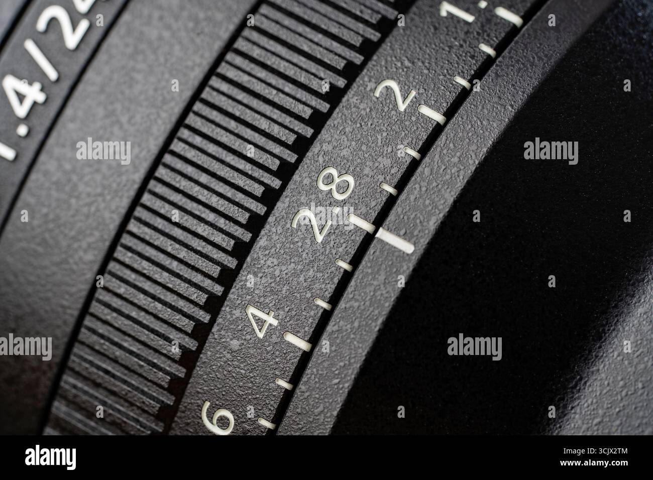 Un nuovo obiettivo, primo piano. L'obiettivo, la messa a fuoco e i controlli di esposizione di una fotocamera mirrorless, macro Foto Stock