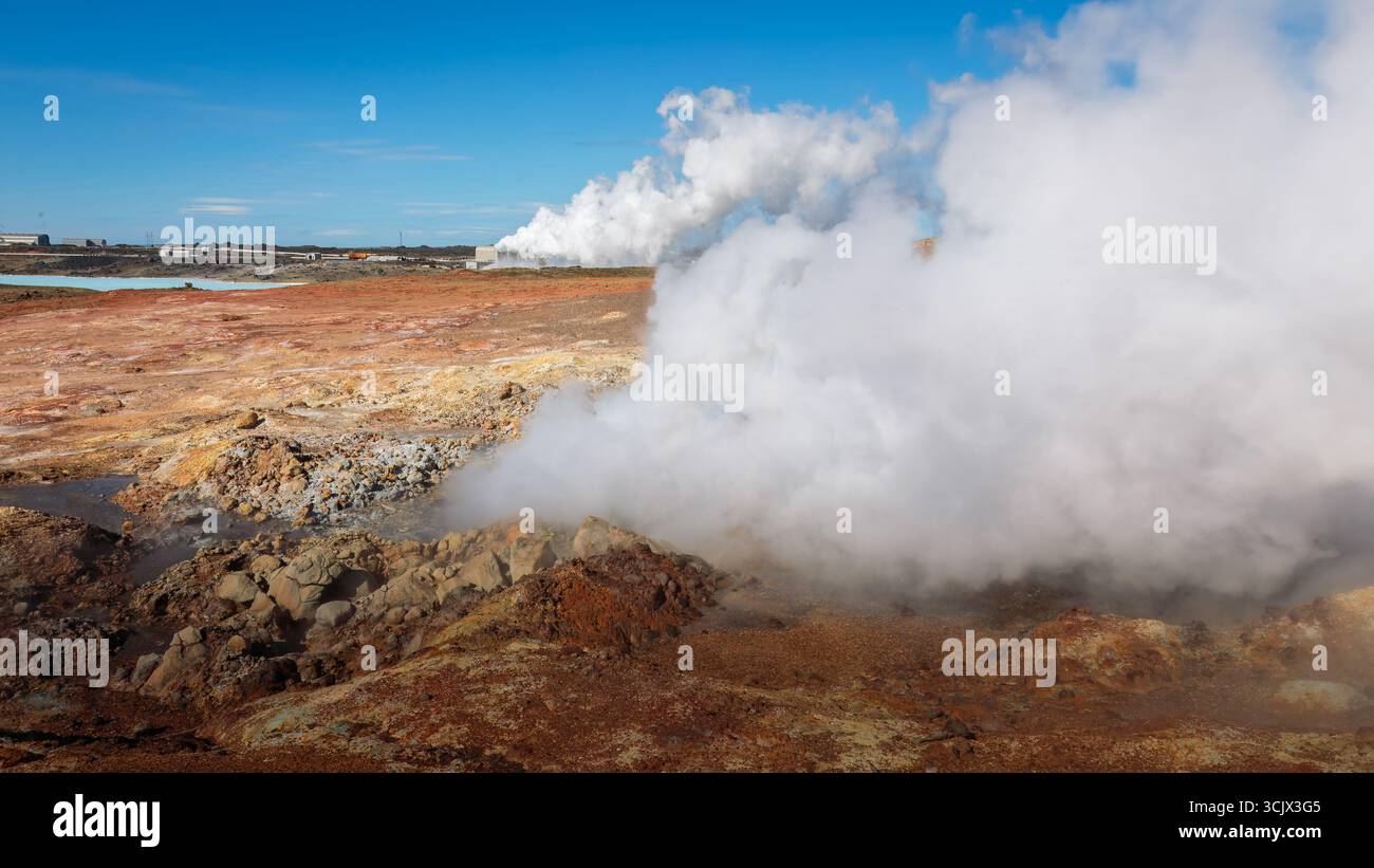 Gunnuhver, Islanda, 10 agosto 2025, un campo geotermico di vari pozzi di fango e fumarole nella parte sud-occidentale della penisola di Reykjanes in Icelan Foto Stock
