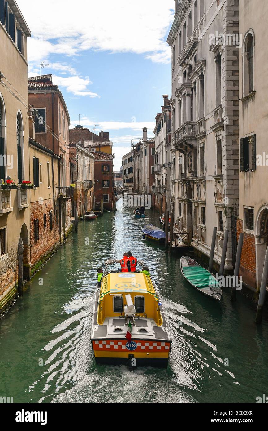 Vista ad alto angolo di un'ambulanza acquatica sul Rio de Sant'Antonin, nel sestiere di Castello, Venezia, Veneto, Italia Foto Stock