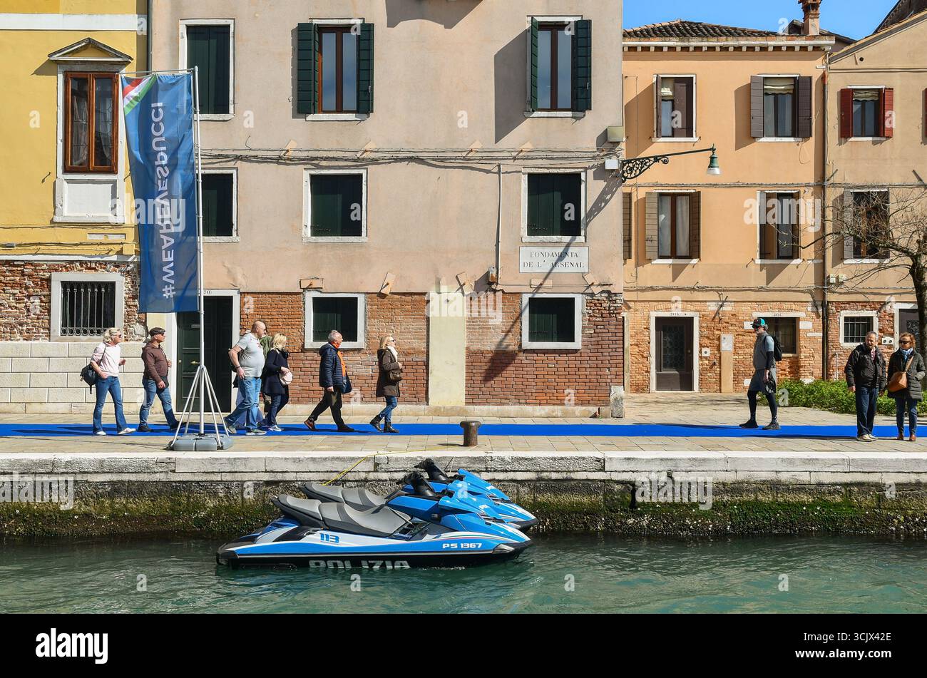 Due moto d'acqua della polizia attraccate alla fondamenta de l'Arsenal durante lo scalo del veliero della Marina Amerigo Vespucci, Venezia, Veneto, Italia Foto Stock