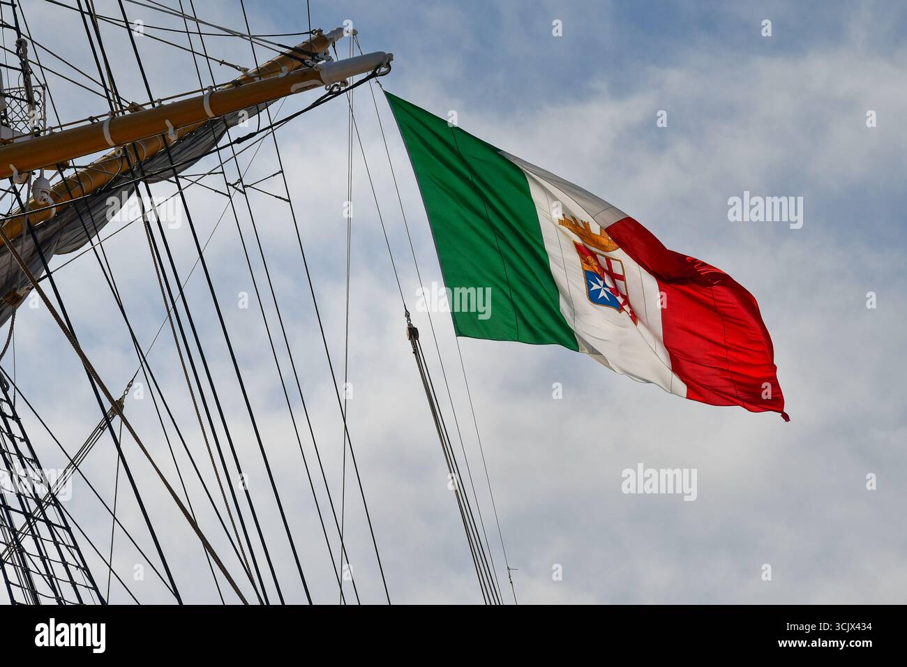 Bandiera della Marina militare Italiana sulla poppa dello storico veliero Amerigo Vespucci, ormeggiato a Riva San Biasio, Venezia, Veneto, Italia Foto Stock