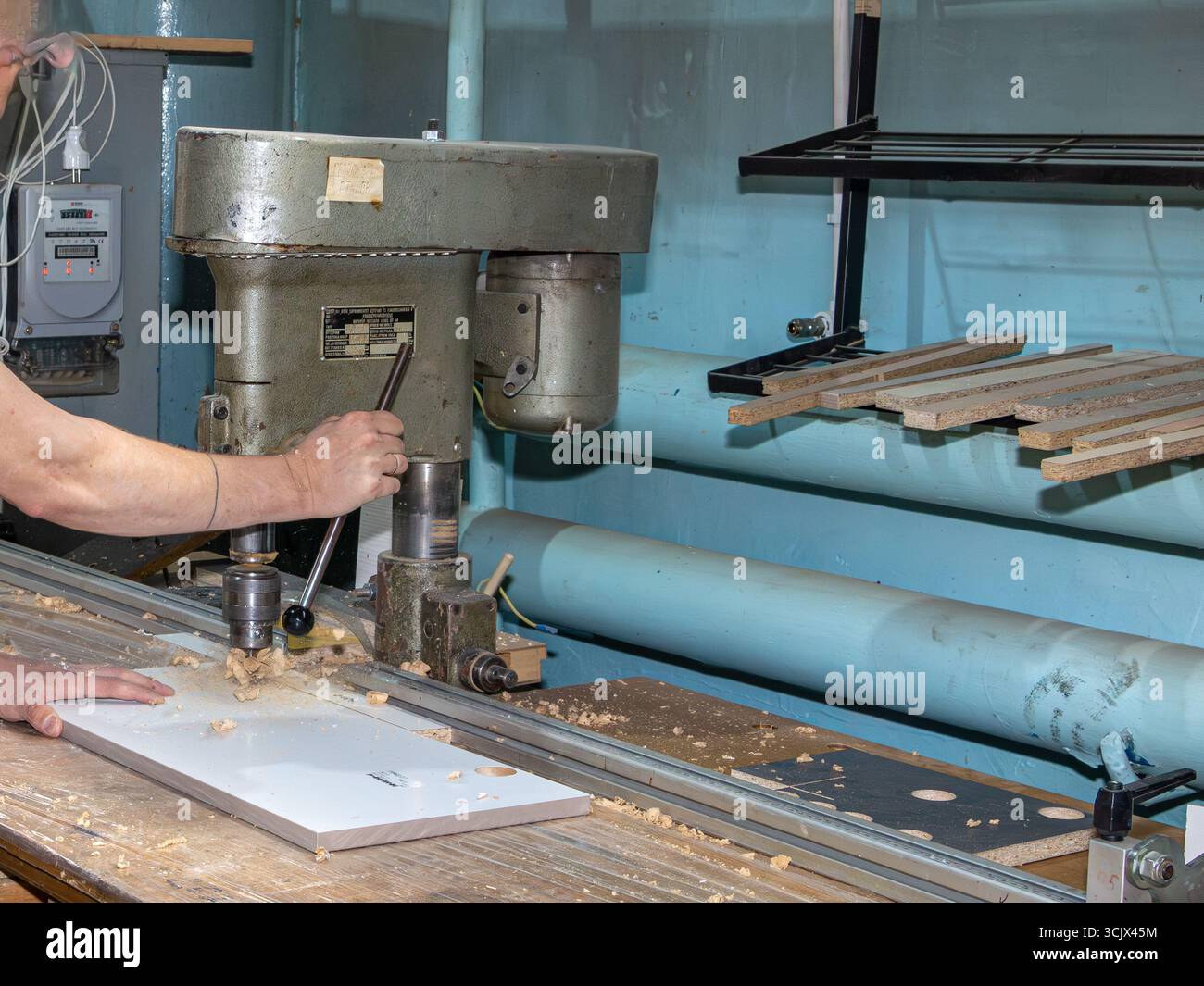 Trapano rotativo vintage con usura visibile ma funzionamento funzionale. Utilizzato per la foratura precisa in applicazioni in legno e metallo. con messa a fuoco selettiva sulla perforazione Foto Stock Trapano rotativo vintage con usura visibile ma funzionamento funzionale. Utilizzato per la foratura precisa in applicazioni in legno e metallo. con messa a fuoco selettiva sulla perforazione Foto Stock