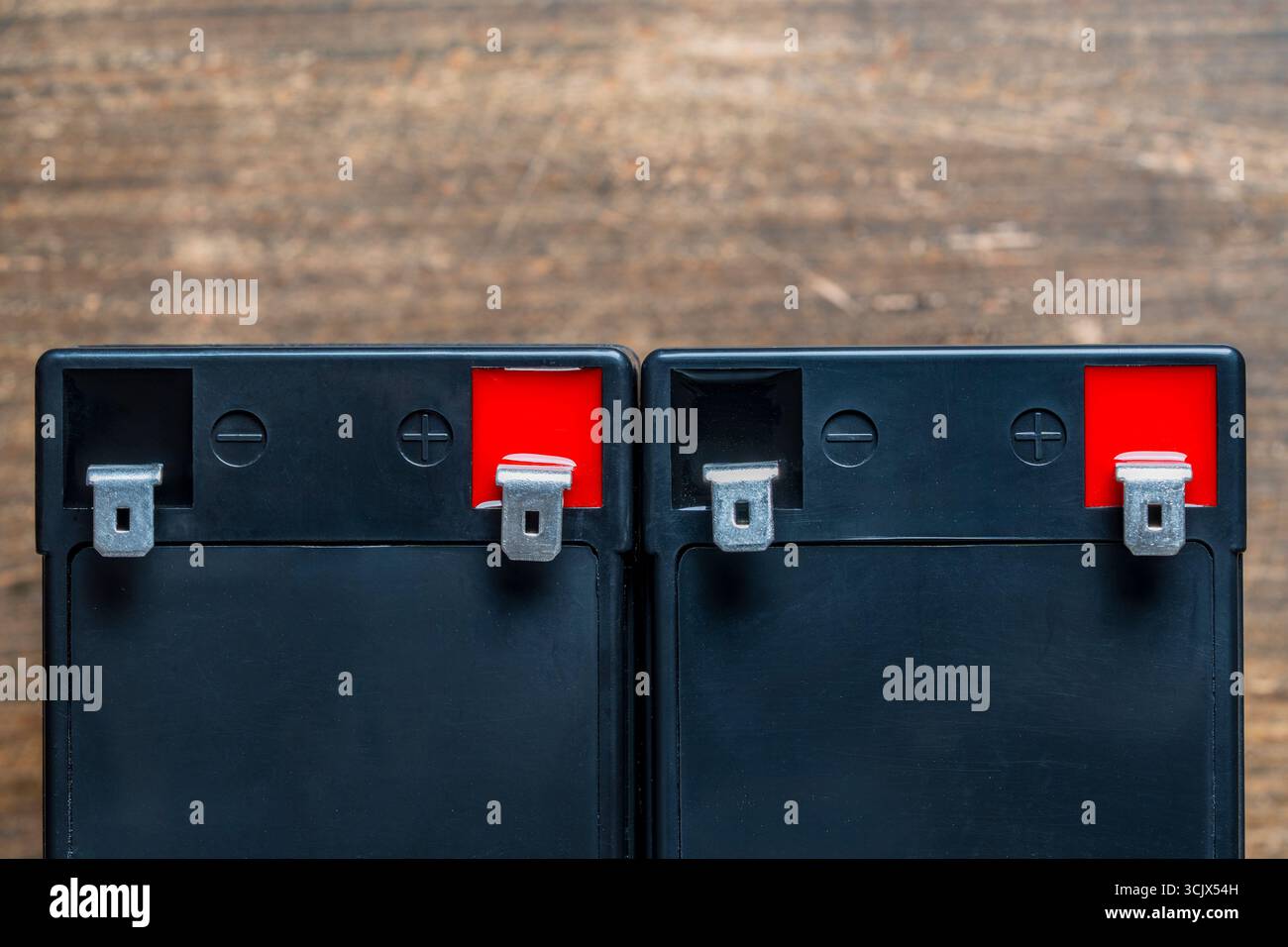 Due batterie UPS ricaricabili sigillate, primo piano. Batteria al piombo-acido sigillata da 12 V. Foto Stock