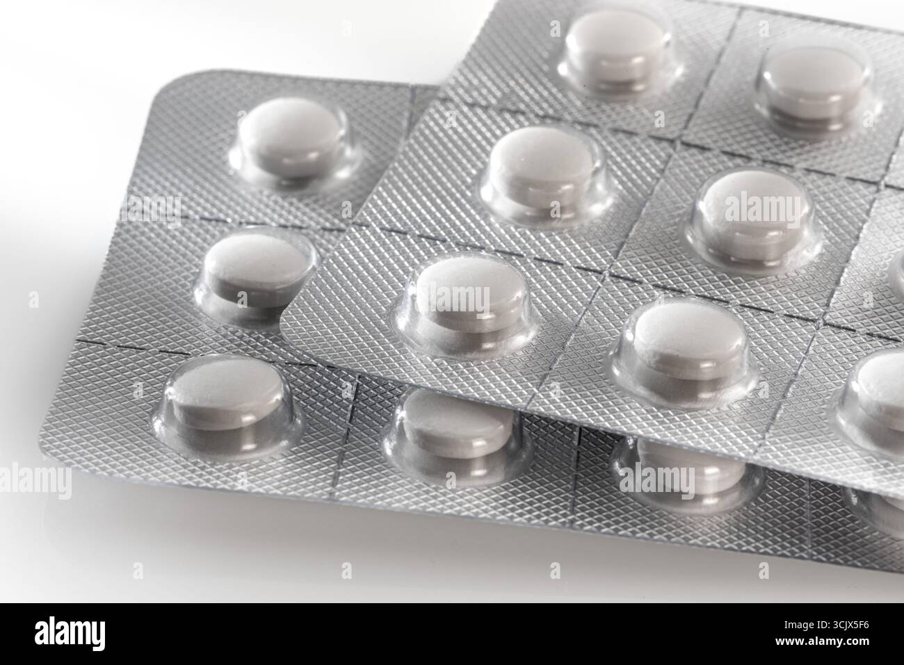 Acido acetilsalicilico compresse gastro-resistenti. Pillole da primo piano in blister. Foto Stock