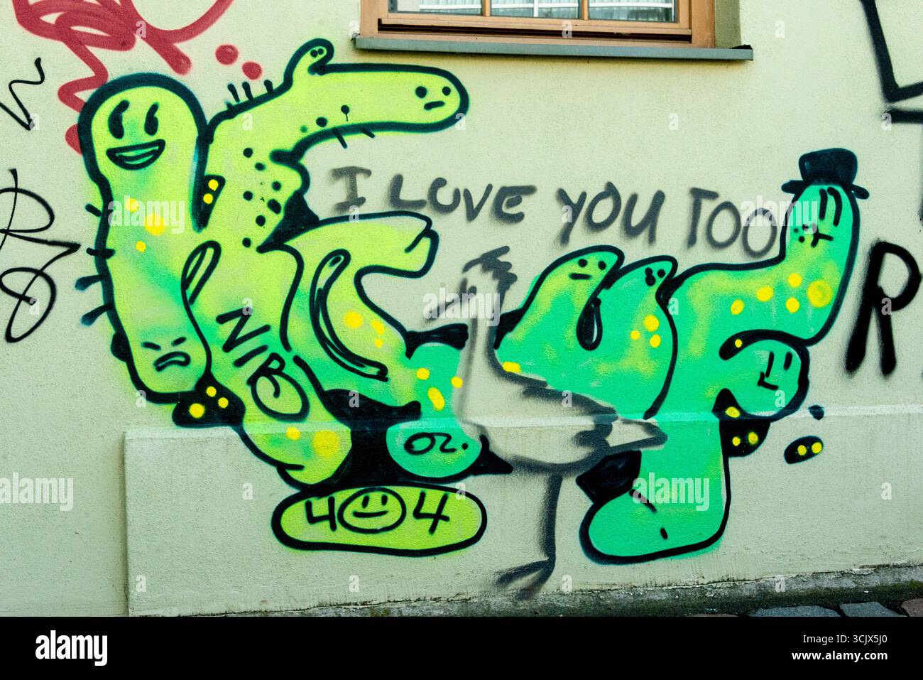 Un pezzo colorato e stravagante di graffiti su un muro urbano nel quartiere storico di Rixdorf, Berlino, Germania. La Street art presenta un gruppo Foto Stock