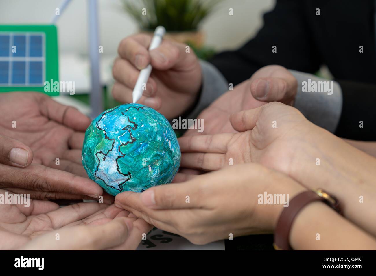 Primo piano di uomini d'affari che abbracciano il globo. Concetto di business sostenibile, economia verde, responsabilità sociale delle imprese e tutela dell'ambiente Foto Stock