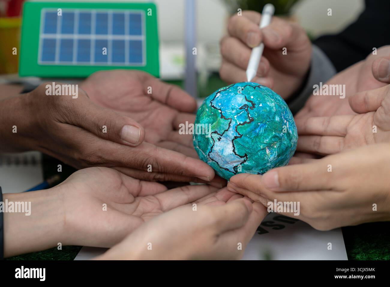 Primo piano di uomini d'affari che abbracciano il globo. Concetto di business sostenibile, economia verde, responsabilità sociale delle imprese e tutela dell'ambiente Foto Stock