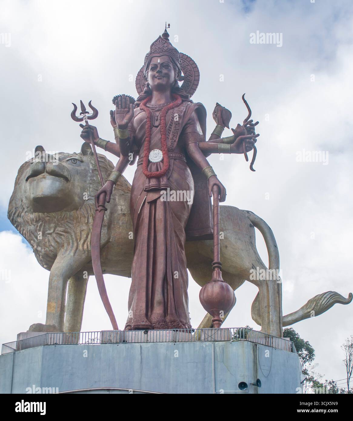 Statua della dea indù Durga Maa con un leone dorato nel sacro Ganga Talao sull'isola di Mauritius nell'Oceano Indiano Foto Stock