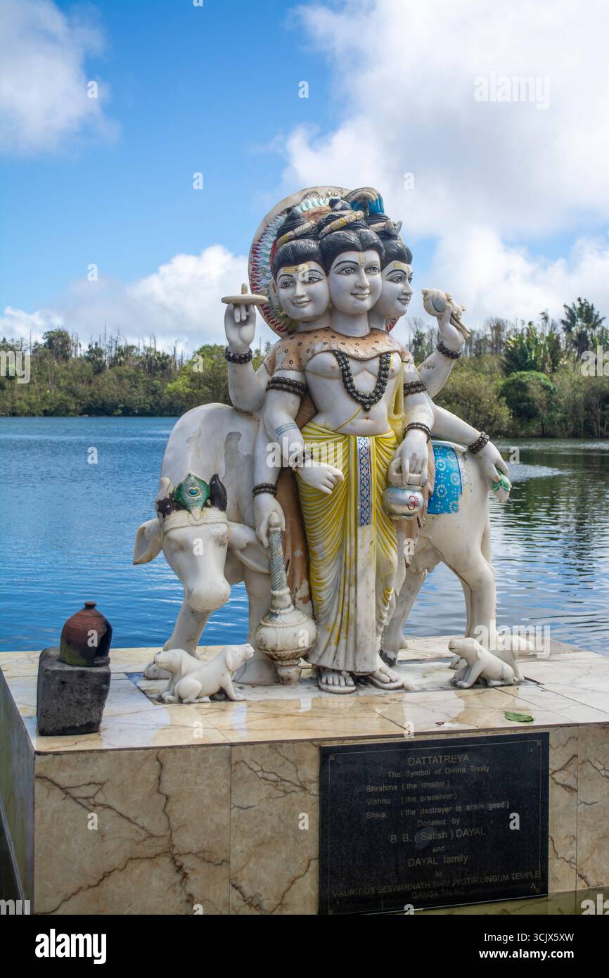 Statua di Dattatreya il simbolo della Divina Trinità presso il lago sacro Ganga Talao sull'isola di Mauritius nell'Oceano Indiano Foto Stock