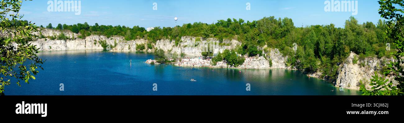 Zakrzówek, Cracovia, Polonia. Spiaggia, piscina e area per pagaiare. Lago Zakrzowek con ripide scogliere di cava calcarea allagata. Luogo ricreativo pubblico. Foto Stock