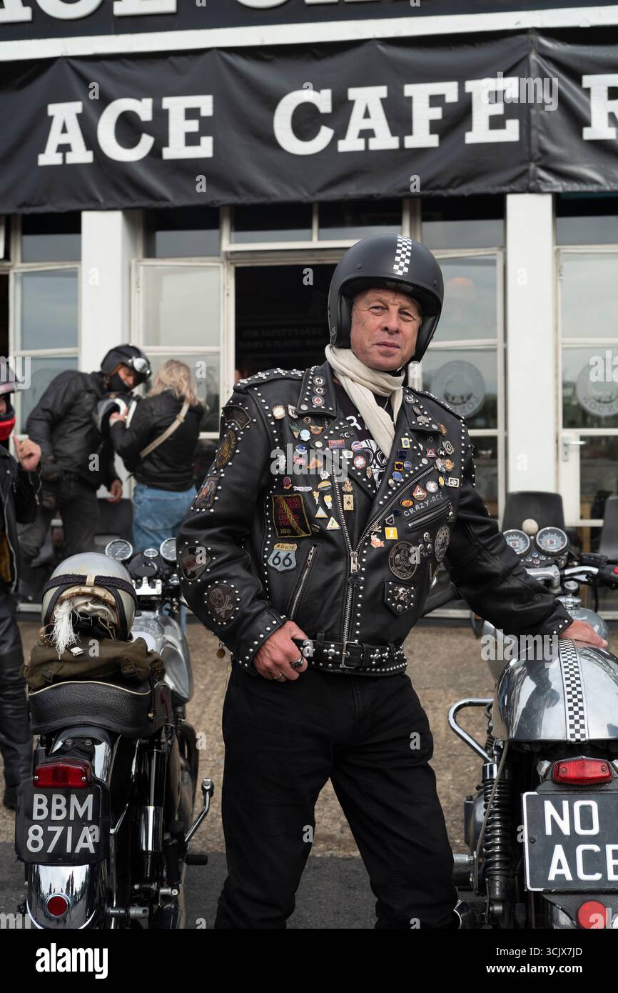 La riunione dei motociclisti ha partecipato alla 31a edizione annuale dell'Ace Cafe Reunion, davanti al "Cafe Racer Ride Out", con partenza dall'Ace che celebra il 66° anniversario del 59 Club. Foto Stock
