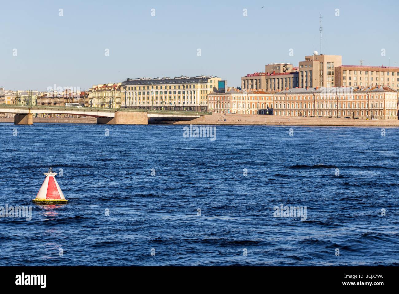 Una vista panoramica del fiume Neva con una boa rossa in primo piano e l'architettura storica del Kutuzov Embankment in una giornata di sole. Liteyny Bridge cr Foto Stock