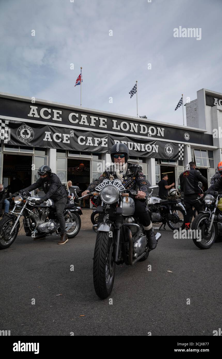 La riunione dei motociclisti ha partecipato alla 31a edizione annuale dell'Ace Cafe Reunion, davanti al "Cafe Racer Ride Out", con partenza dall'Ace che celebra il 66° anniversario del 59 Club. Foto Stock