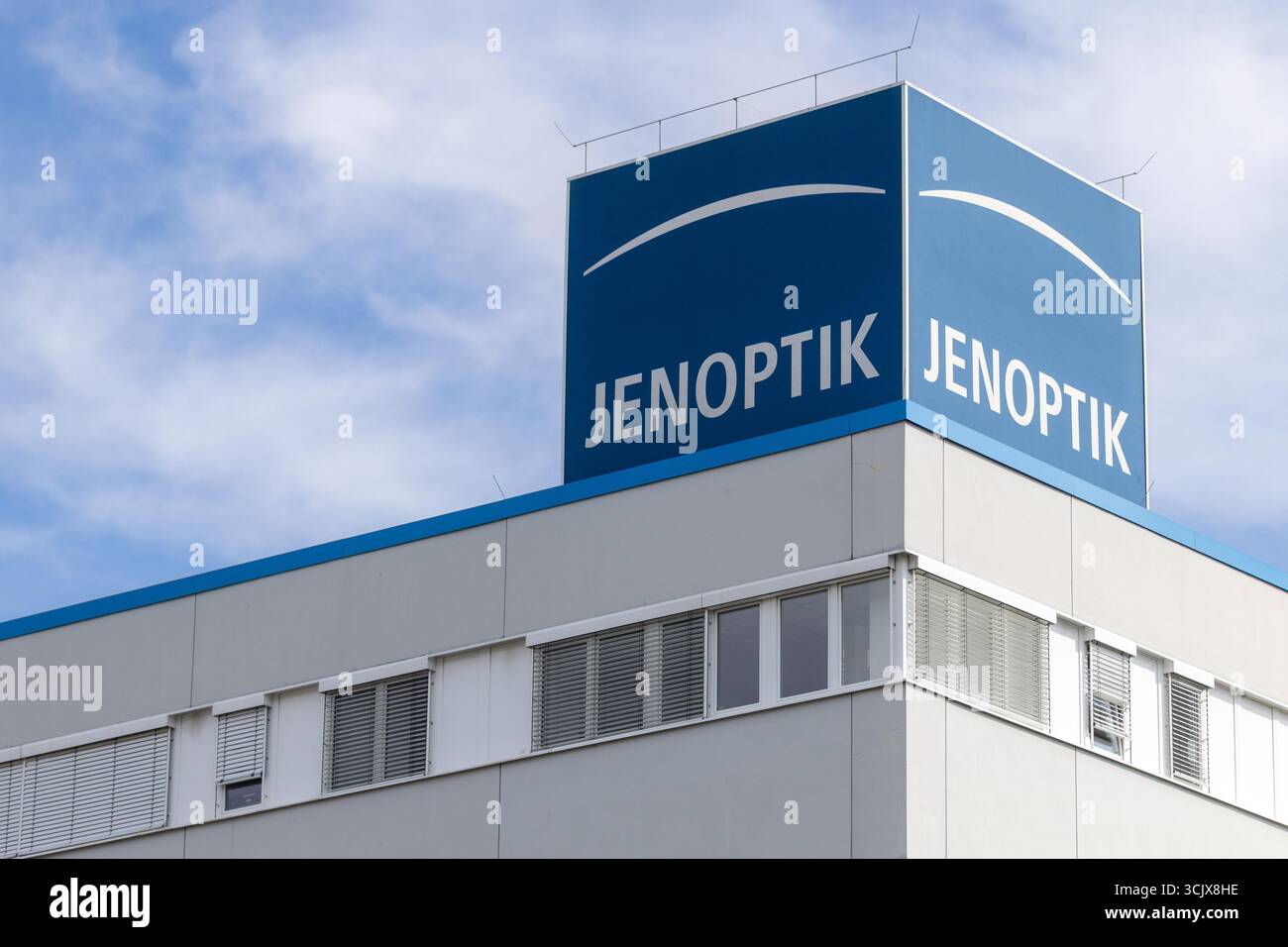 9 settembre 2025, Turingia, Jena/Göschwitz: Un grande cubo con il logo Jenoptik si erge su un edificio della Jenoptik AG. Oggi Jenoptik ha presentato piani per un investimento in un impianto di produzione high-tech per l'ottica dei semiconduttori. Foto: Michael Reichel/dpa Foto Stock